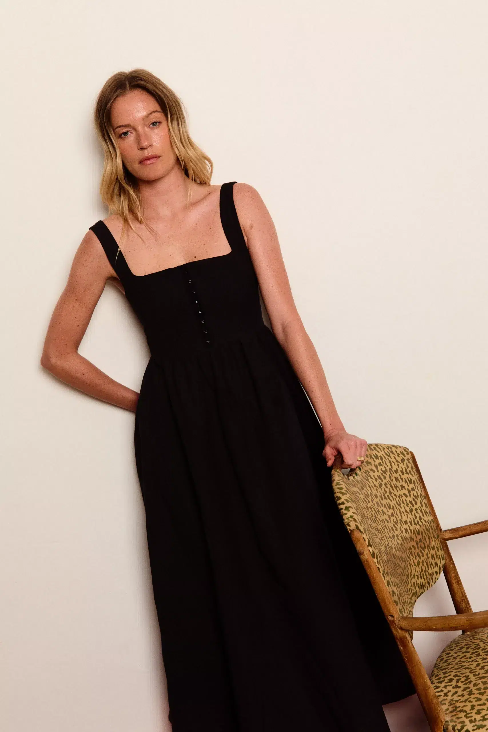 Vestido midi negro de tirantes de la marca Niza, disponible en Monte Blanco Studio