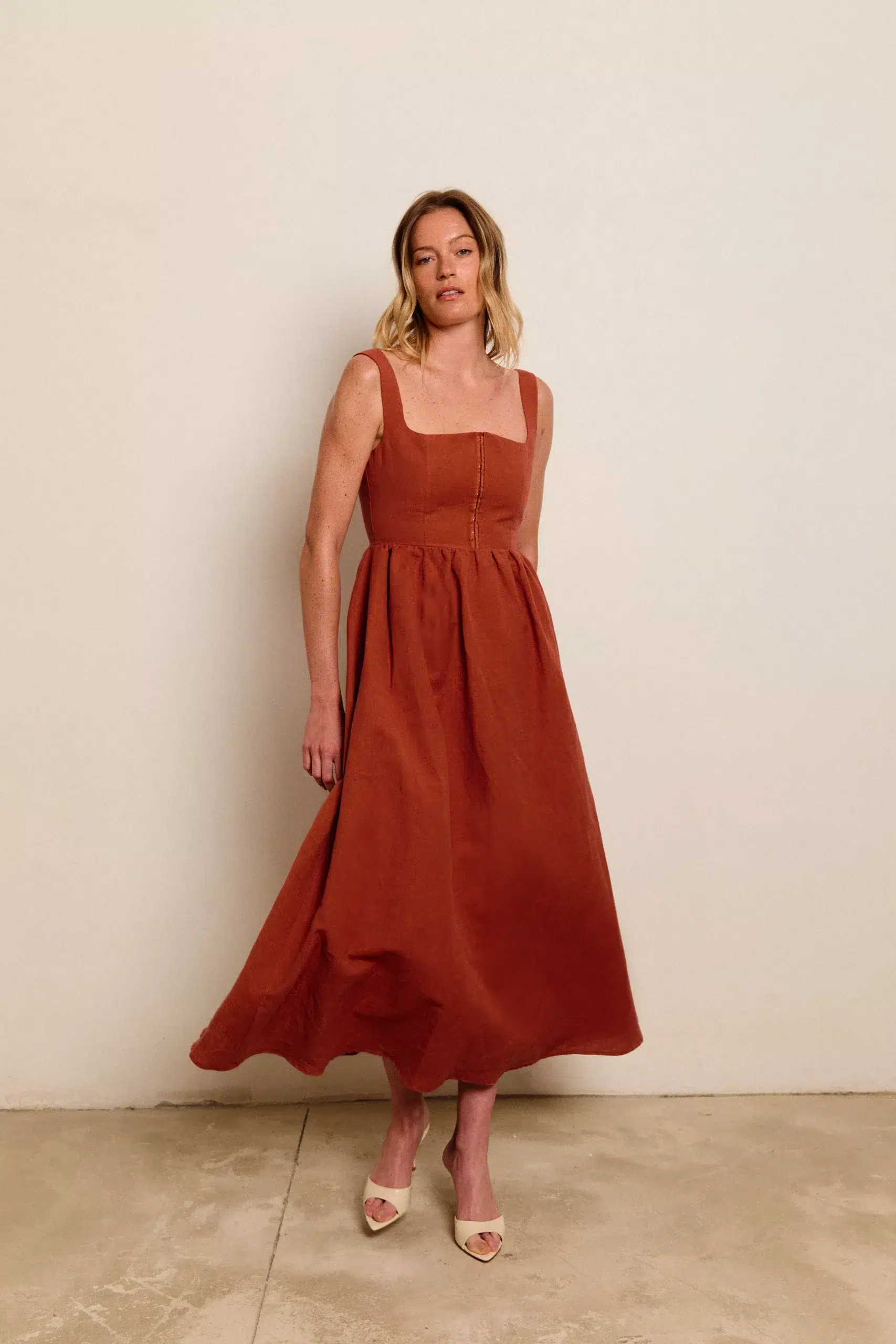 Vestido corsetero midi de tirantes en color marrón de la marca Niza, disponible en Monte Blanco Studio