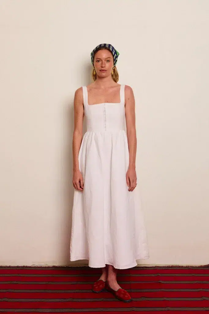 Prendas básicas que toda mujer debería tener en su armario 2 Vestido blanco de tirantes de mujer de la marca Niza en un entorno natural, disponible en Monte Blanco Studio