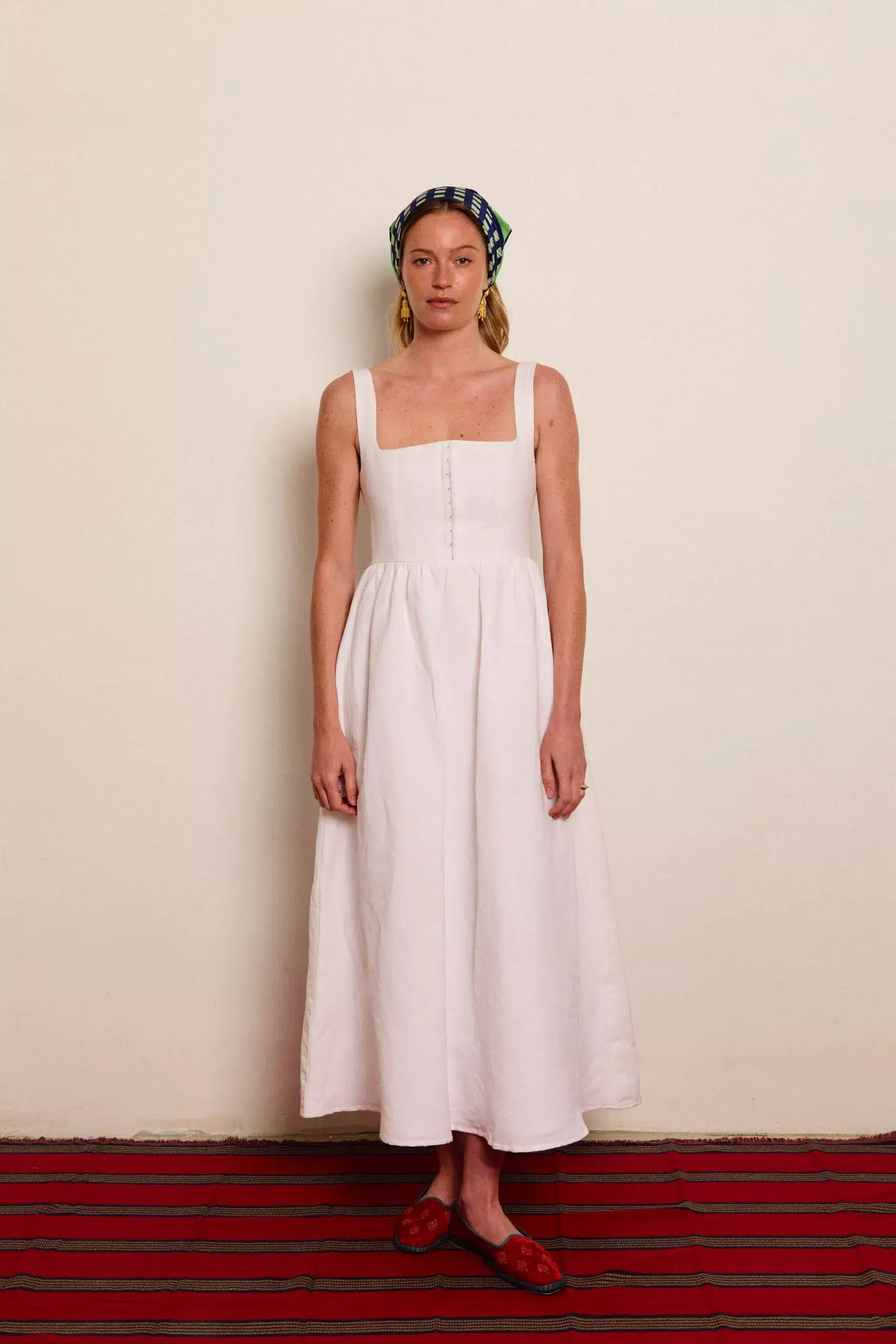 Vestido blanco de tirantes de mujer de la marca Niza en un entorno natural, disponible en Monte Blanco Studio