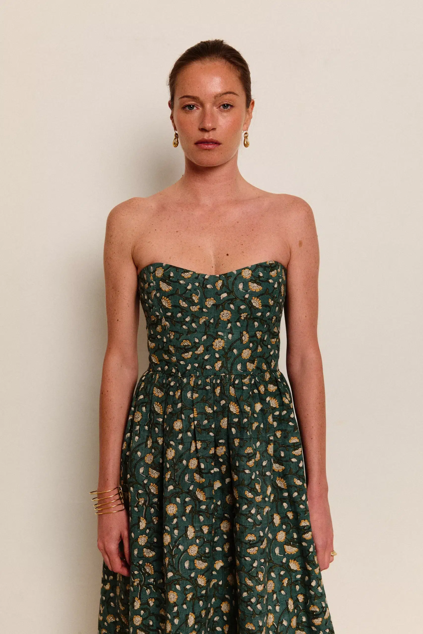 Vestido largo estampado en tonos verde y amarillo de la marca Niza, disponible en Monte Blanco Studio