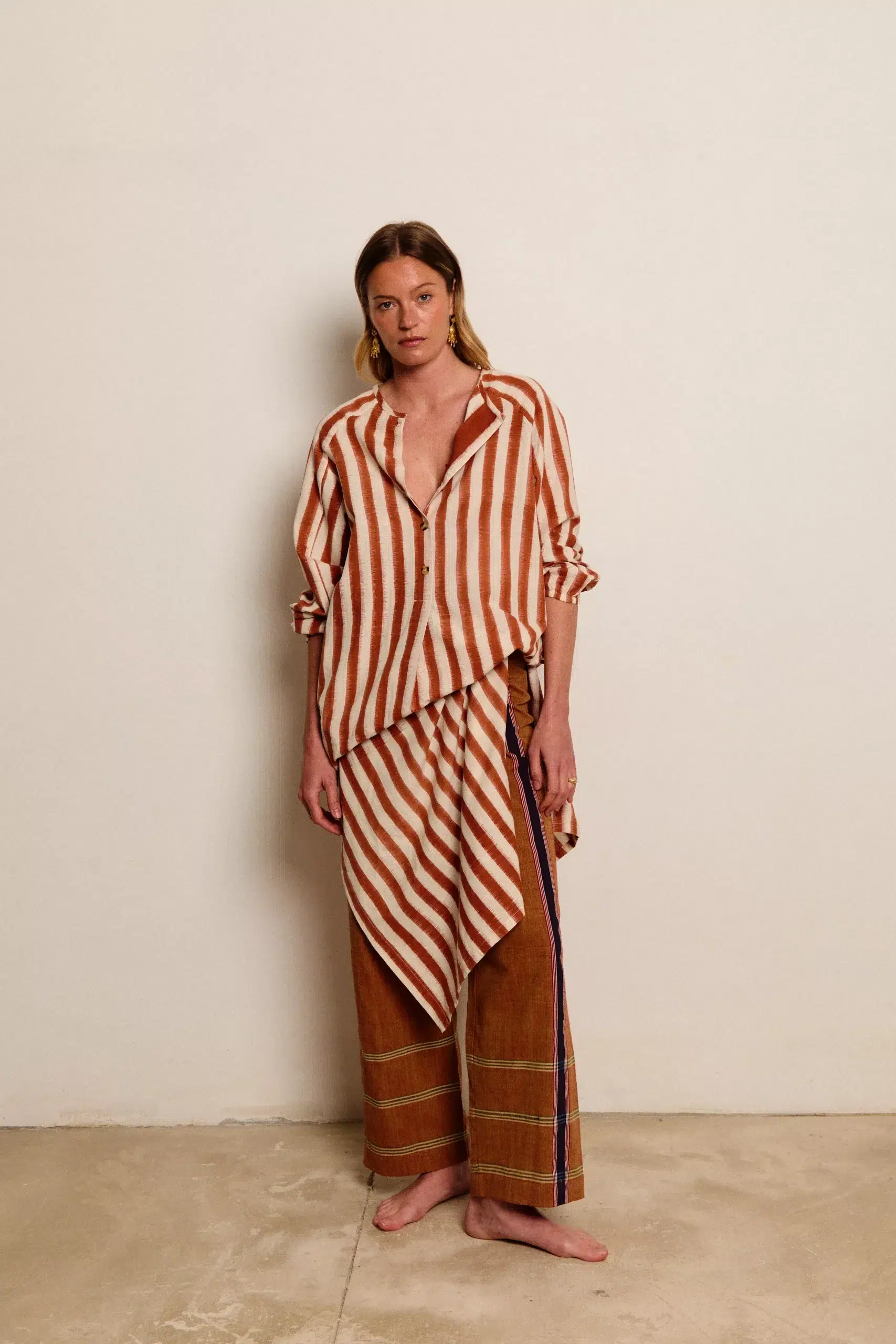 Pantalón de rayas de mujer de la marca Niza, disponible en Monte Blanco Studio