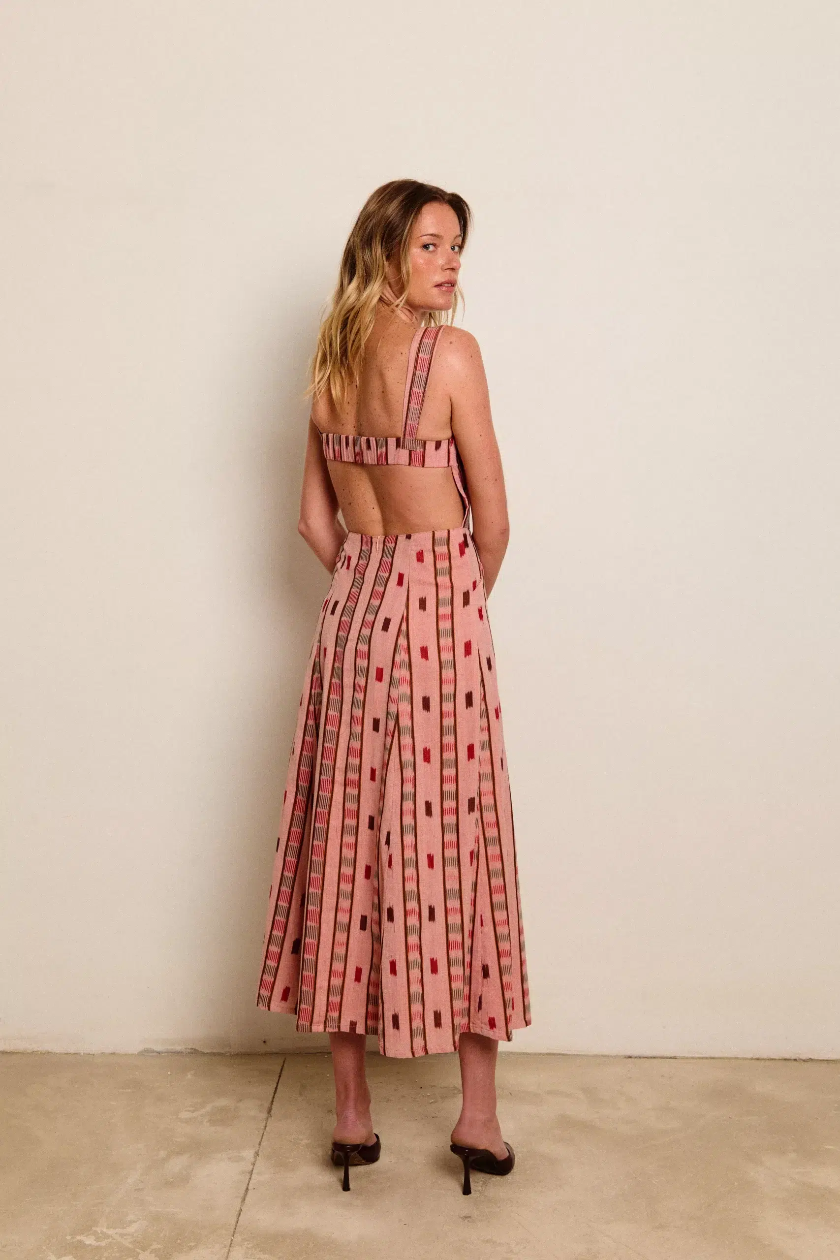 Vestido Pichola 3 Vestido midi estampado con espalda descubierta de la marca Niza, disponible en Monte Blanco Studio