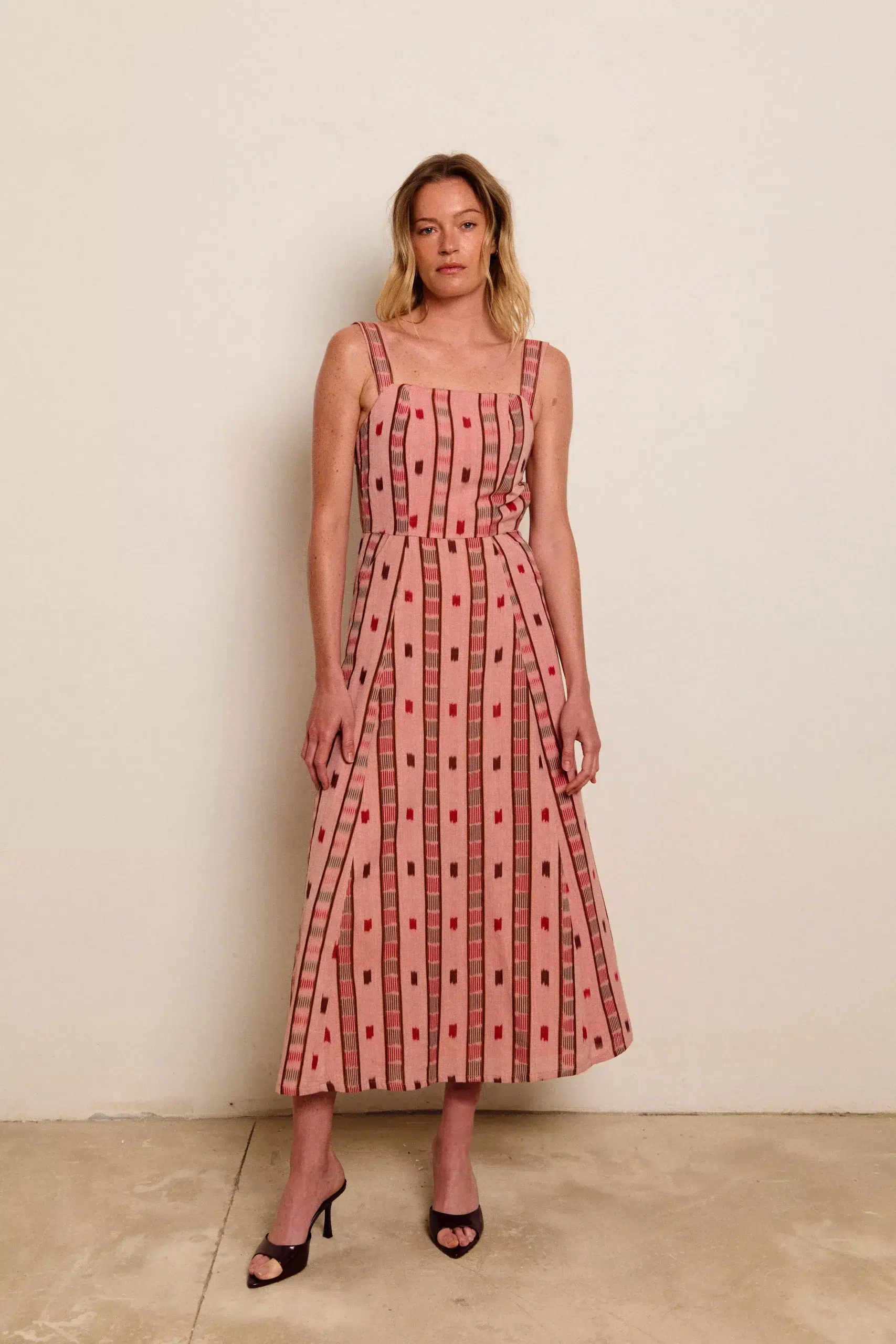 Vestido de mujer midi estampado con espalda descubierta de la marca Niza, disponible en Monte Blanco Studio