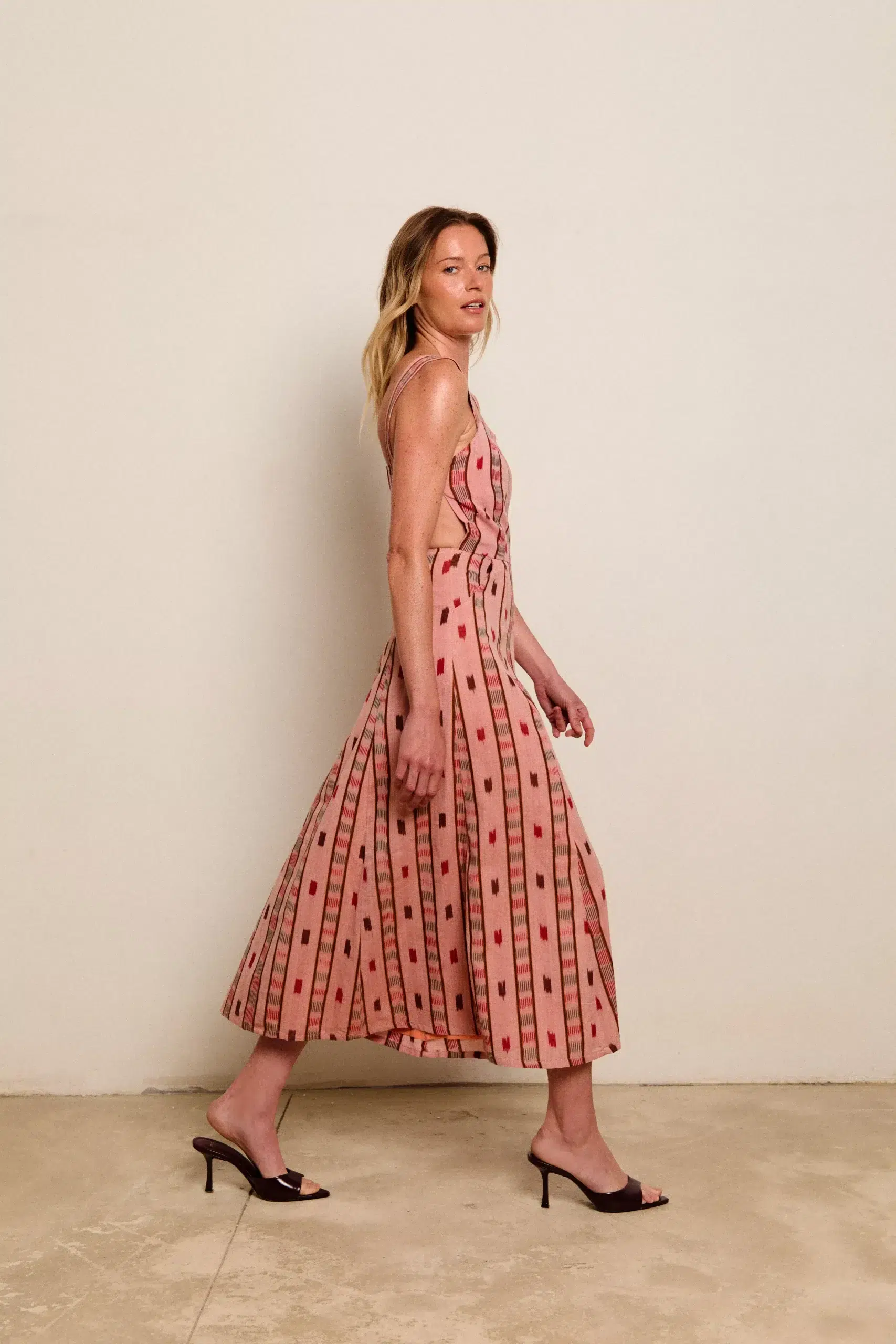 Vestido Pichola 2 Vestido midi estampado con espalda descubierta de la marca Niza, disponible en Monte Blanco Studio