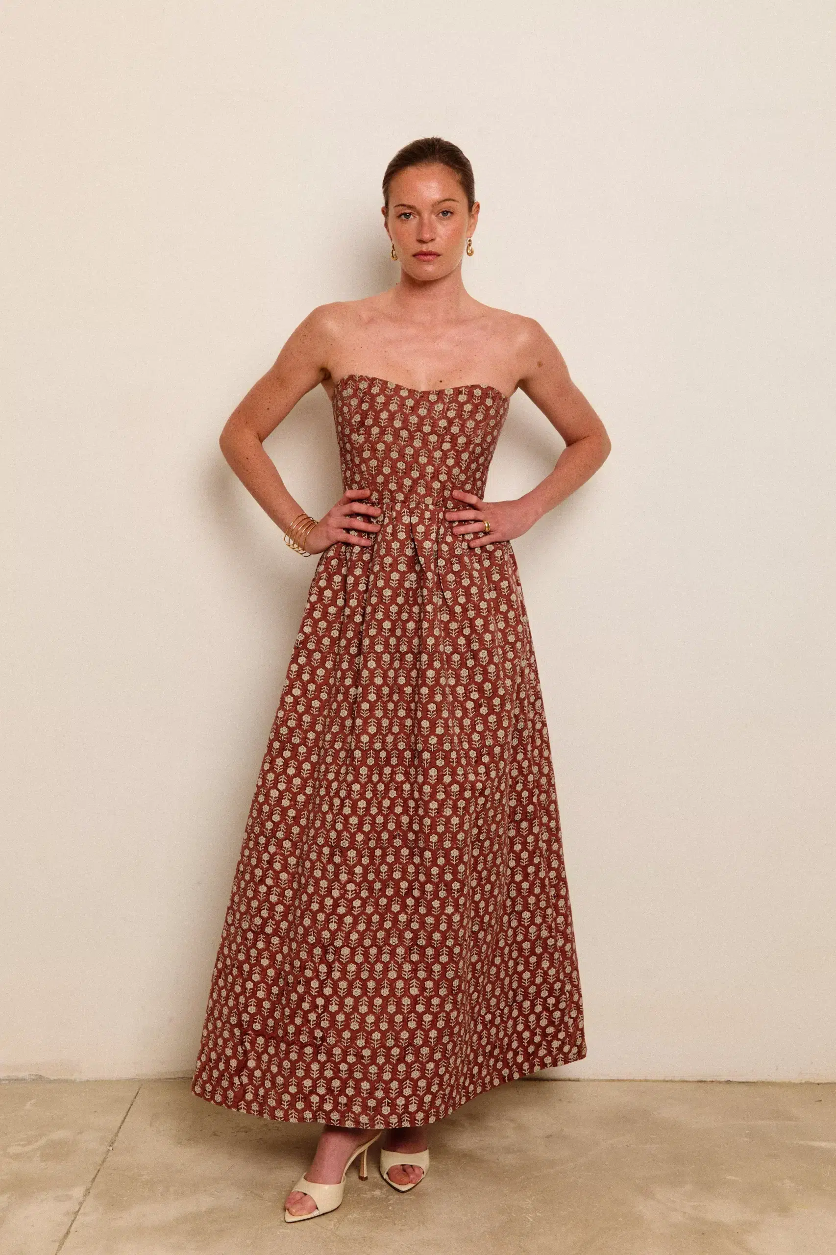 Vestido rojo palabra de honor largo palabra de honor estampado Midnight Red de Monte Blanco Studio.