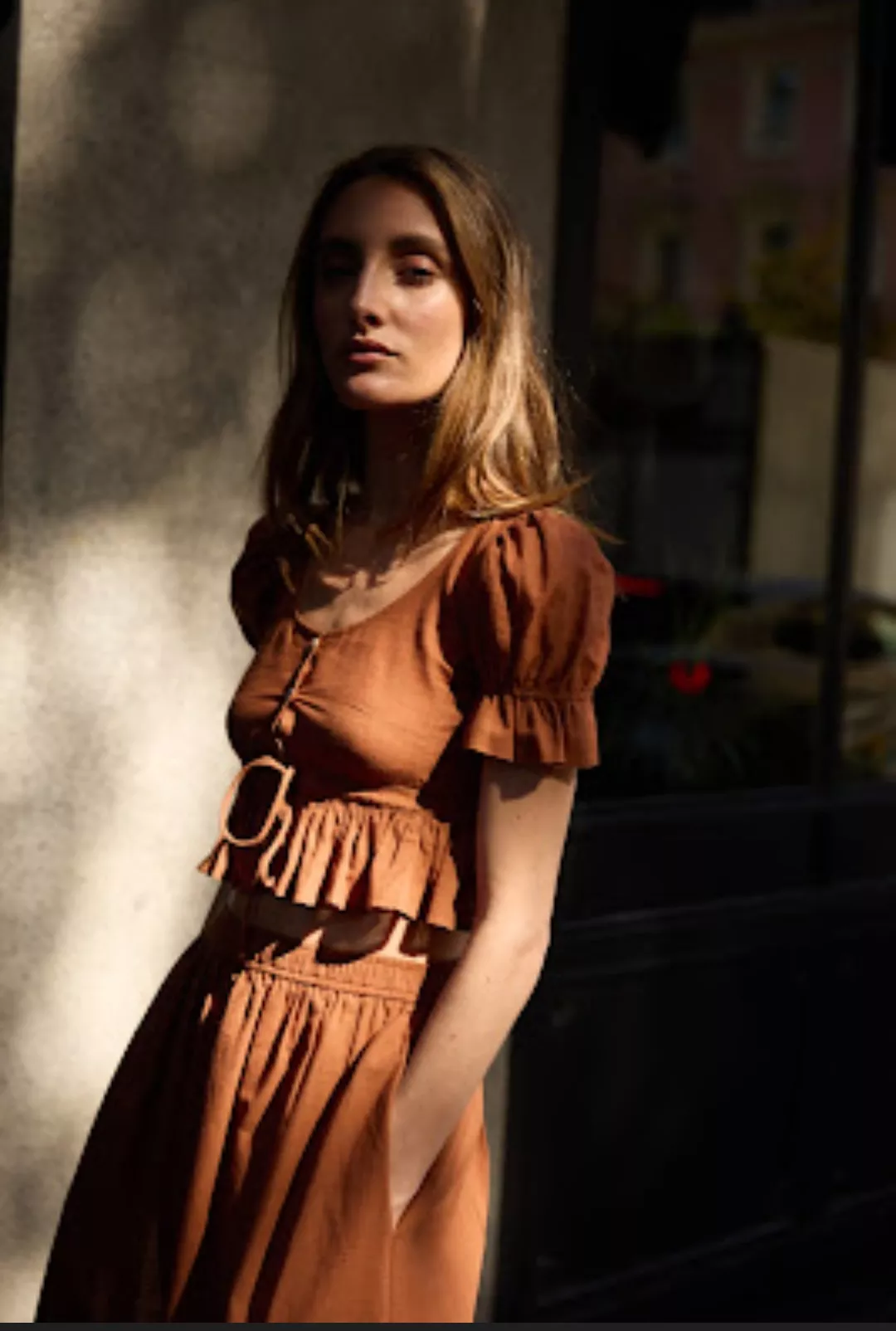 Falda midi payesa blusa mangas abullonadas marrón Monte Blanco Studio.